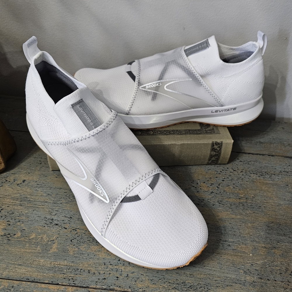 NWOT White Brooks Levitate LE Women's Size 11